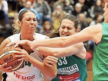 Am Samstag wird in der Graf-Stauffenberg-Halle wieder um jeden Ball gek&auml;mpft: Lyndi Thorman (l.) muss sich hier des Angriffs zweier Spielerinnen aus Keltern erwehren. Foto: sportpress