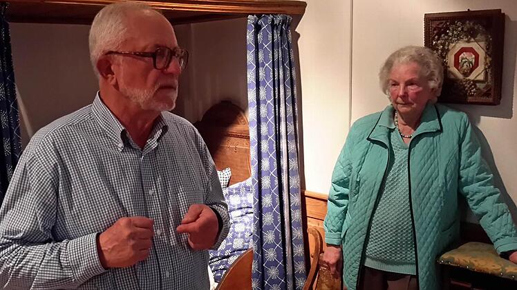 Else Prause (rechts) und Hubert Töpfer führten durch die "Brückenauer Heimatstuben". Den interessanten Rundgang lockerten sie mit so mancher Anekdote auf.  Foto: Rolf Pralle