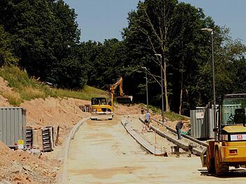 Für das neue Baugebiet, in dem die Straßenbauarbeiten auf Hochtouren laufen, wurden die Straßen nun auf "Akazienstraße" und "Ahornstraße" getauft.