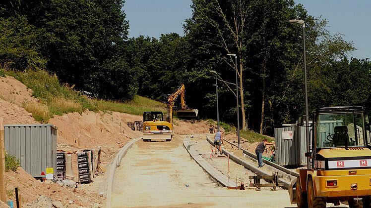 Für das neue Baugebiet, in dem die Straßenbauarbeiten auf Hochtouren laufen, wurden die Straßen nun auf "Akazienstraße" und "Ahornstraße" getauft.