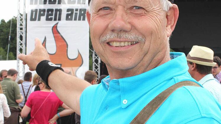 Warum ich hier bin? Da hinten steht es! Andreas Geus, ein eingefleischter Fans aus Kirchaich und zugleich fleißiger Helfer, genoss die verschiedenen Auftritte beim dritten "Dorfair" in seinem Heimatort.