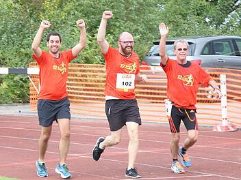 Drei Läufer vom Sponsor BMW Herrnleben freuen sich nach 14,7 Kilometer auf das Ziel. Fotos: Maximilian Weiß