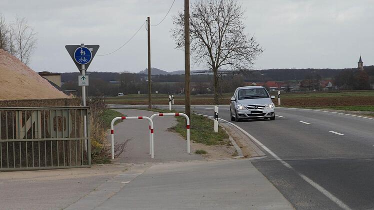 Einige Bürger monierten in der Bürgerversammlung in Wonfurt, dass die Drängelgitter am Radweg zwischen Wonfurt und Horhausen auf Höhe der Firma Hochrein (im Bild) zu eng seien und Radfahrer auf die Straße ausweichen müssten. Bürgermeister Holger Baunacher versprach, auf die zuständige Gemeinde Theres und die Firma zuzugehen.