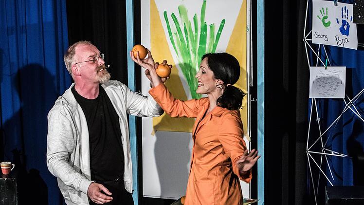 Der "Fränkische Theatersommer" gastierte mit dem Musical "Das Orangenmädchen" im Rathaussaal von Rödental.Foto: Jochen Berger