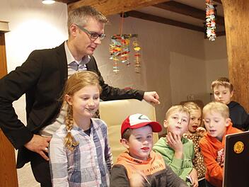 Wer ist hier der Chef? Schulkinder belagerten gestern den Schreibtisch von Forchheims Oberbürgermeister Uwe Kirschstein. Fotos: Maximilian Glas