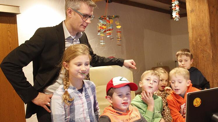 Wer ist hier der Chef? Schulkinder belagerten gestern den Schreibtisch von Forchheims Oberbürgermeister Uwe Kirschstein. Fotos: Maximilian Glas