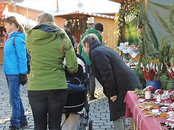 Viele weihnachtlichen Angebote warteten auf die Besucher. Fotos: Petra Malbrich