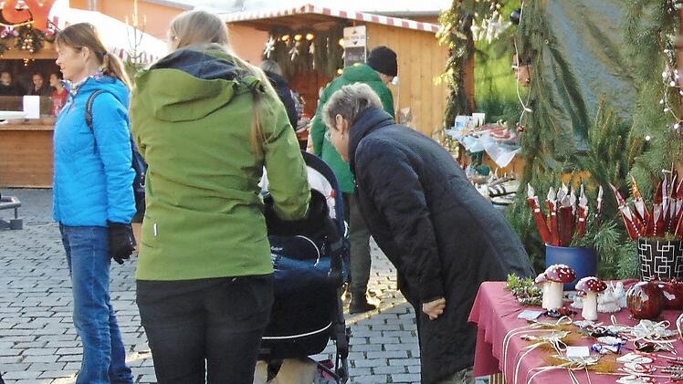Viele weihnachtlichen Angebote warteten auf die Besucher. Fotos: Petra Malbrich