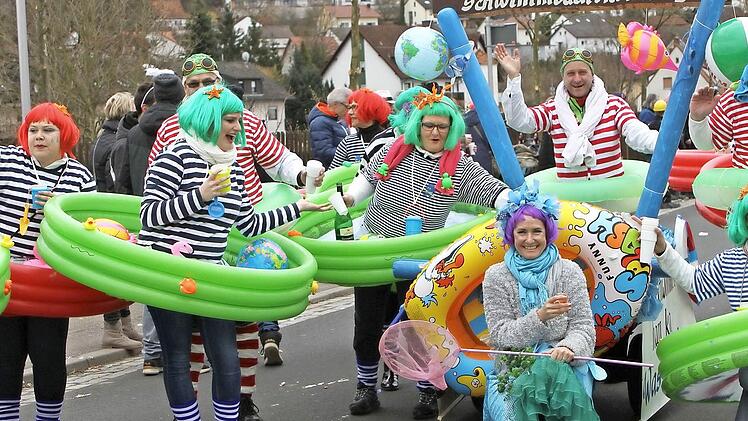 Alles ohne Wasser: Die Faschingscrew wies mit ihren Schwimmreifen auf die Freibadsanierung hin. Foto: Günther Geiling