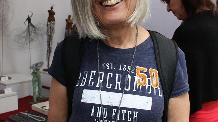 Silvia Assmyr probiert Schmuck von Helga Backus Foto: Carmen Schwind