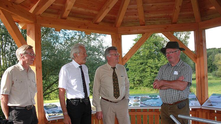 Auf dem Aussichtsturm, der am Wanderweg zwischen Pfarrweisach und Kraisdorf liegt, genossen Michael Groß, Wolfgang Schiefer, Dieter Sedlmayer und Helmut Sieghörtner, Vorsitzender der Kreisgruppe Ebern im Bayerischen Jagdverband (von links) den Blick in das Wiesenbrüterprojekt und nutzten die Gelegenheit zur Diskussion.