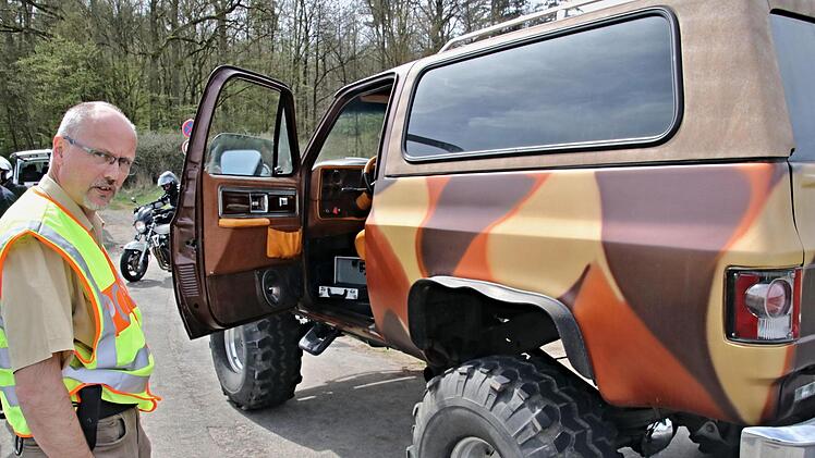 Auch bei diesem auffälligen Gefährt, einem Chevrolet Blazer, schaute die Polizei, hier POK Kern, genauer hin.Helmut Will