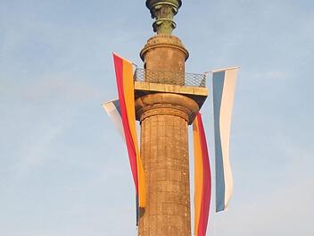Die mit Fahnen geschm&uuml;ckte Konstitutionss&auml;ule.  Foto: Werner Eberth