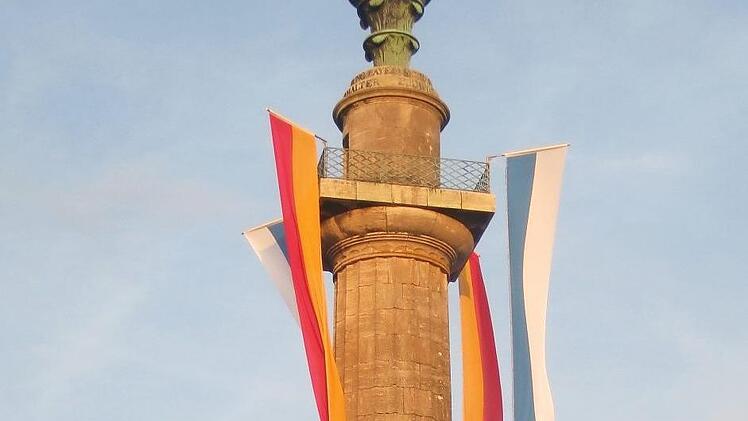 Die mit Fahnen geschm&uuml;ckte Konstitutionss&auml;ule.  Foto: Werner Eberth