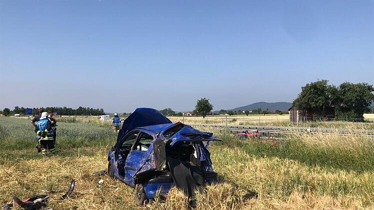 Auf der A73 ist es zu einem schweren Unfall gekommen. Ein Pkw hat sich auf der Autobahn &uuml;berschlagen und kam in einem angrenzen Feld zum Liegen. Foto: News5 / Merzbach