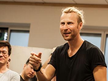 Gastregissuer Philip Westerbarkei bei der Probenarbeit an Mozarts "Zauberflöte" am Landestheater CoburgFoto: Jochen Berger