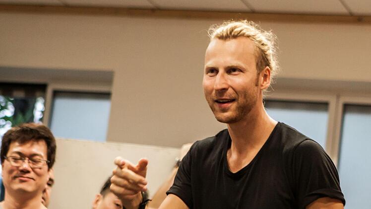 Gastregissuer Philip Westerbarkei bei der Probenarbeit an Mozarts "Zauberflöte" am Landestheater CoburgFoto: Jochen Berger