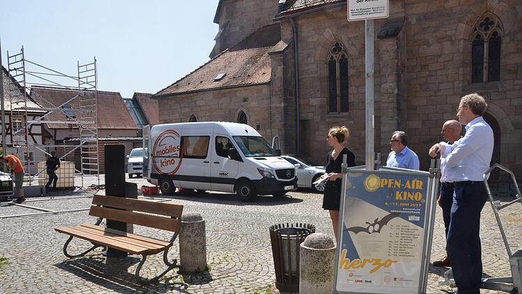 Vormittags-Besprechung auf dem Kirchenplatz