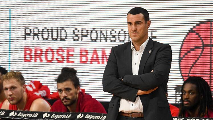 Bediente Bamberger kurz vor der Schlusssirene im zweiten Viertelfinalspiel (von links): Christian Sengfelder, Assem Marei, Trainer Roel Moors und Paris LeeDaniel Löb/Pool via Eibner-Pressefoto /Michael Memmler