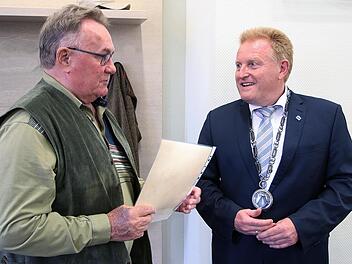 Horst Bub (links) nimmt den Sportehrenbrief der Marktgemeinde Maßbach von Bürgermeister Matthias Klement entgegen. Foto: Dieter Britz