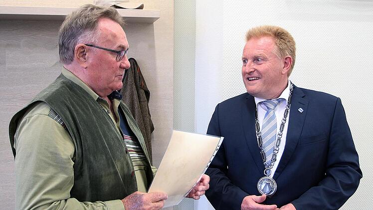 Horst Bub (links) nimmt den Sportehrenbrief der Marktgemeinde Maßbach von Bürgermeister Matthias Klement entgegen. Foto: Dieter Britz