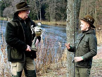 ,,So einen Pokal will ich auch mal gewinnen'', sagt Kay zu seinem Opa Reinhardt Weiß am Hofsee. Als Jungfischer arbeitet er seit zwei Jahren darauf hin. Fotos: Johanna Blum