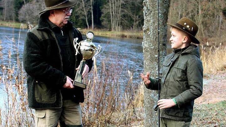 ,,So einen Pokal will ich auch mal gewinnen'', sagt Kay zu seinem Opa Reinhardt Weiß am Hofsee. Als Jungfischer arbeitet er seit zwei Jahren darauf hin. Fotos: Johanna Blum