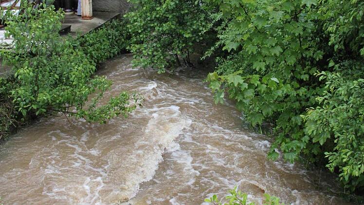 Die Aurach sprudelt.