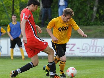 Szene aus dem Entscheidungsspiel gegen Mistelgau: Hier ist Hannes Seifferth (rechts) vom TSV Stadtsteinach schneller am Ball als sein Mistelgauer Gegenspieler Daniel Heiden. Im Elfmeterschießen zog Stadtsteinach aber mit 4:5 den Kürzeren und stieg in die Fußball-Kreisklasse ab. Foto: Peter Mularczyk