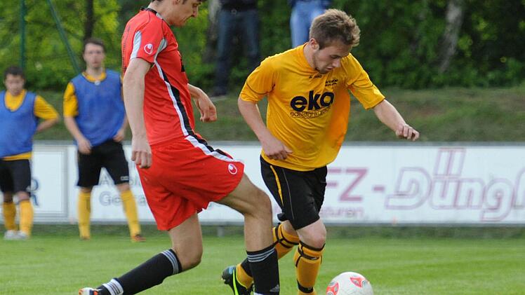 Szene aus dem Entscheidungsspiel gegen Mistelgau: Hier ist Hannes Seifferth (rechts) vom TSV Stadtsteinach schneller am Ball als sein Mistelgauer Gegenspieler Daniel Heiden. Im Elfmeterschießen zog Stadtsteinach aber mit 4:5 den Kürzeren und stieg in die Fußball-Kreisklasse ab. Foto: Peter Mularczyk