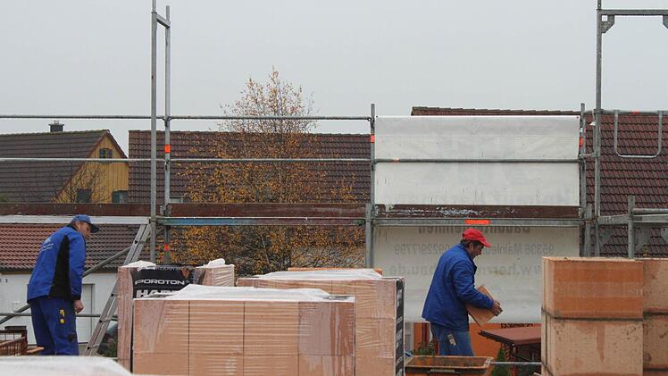 Die Arbeiter des Bauunternehmens Helmut Herrmann aus Mainleus in Aktion.