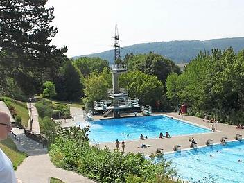 Schwimmmeister Roland Bühner blickt auf sein Reich: das Terrassenschwimmbad. Foto: Thomas Mäuser