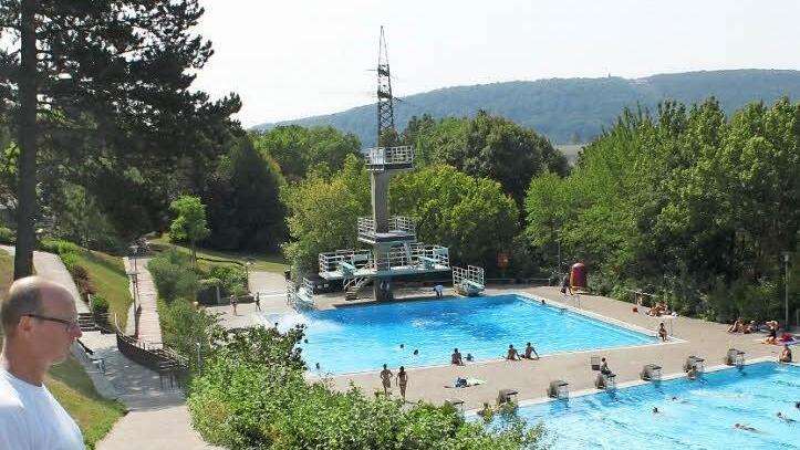 Schwimmmeister Roland Bühner blickt auf sein Reich: das Terrassenschwimmbad. Foto: Thomas Mäuser