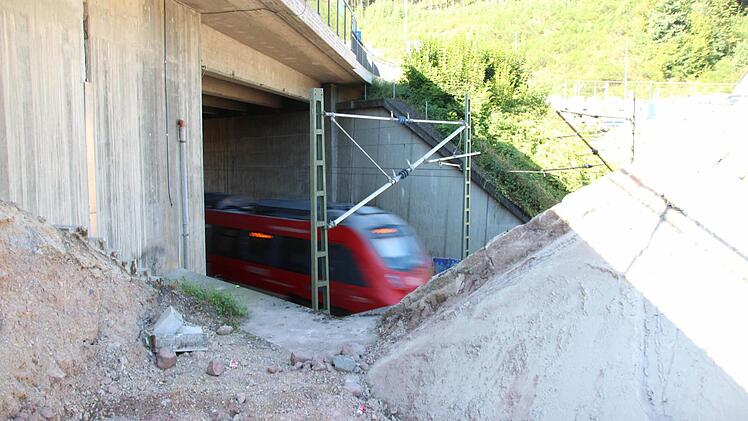 Der Zugverkehr wird durch die vorbereitenden Arbeiten nicht behindert.  Foto: Friedwald Schedel