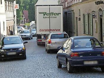 In der engen Zinkengasse in Eltmann, die in die B 26 mündet, kommt es immer wieder zu Rückstaus. Ob eine Ampel eine Verbesserung bringt, darüber muss sich der Stadtrat eine Meinung bilden. Fotos: Sabine Weinbeer