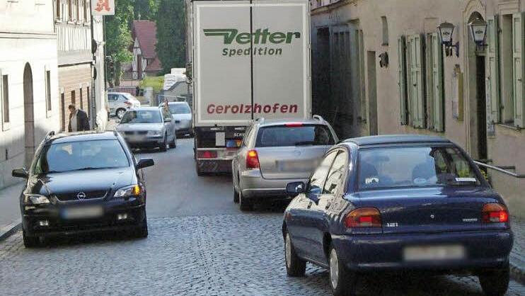 In der engen Zinkengasse in Eltmann, die in die B 26 mündet, kommt es immer wieder zu Rückstaus. Ob eine Ampel eine Verbesserung bringt, darüber muss sich der Stadtrat eine Meinung bilden. Fotos: Sabine Weinbeer