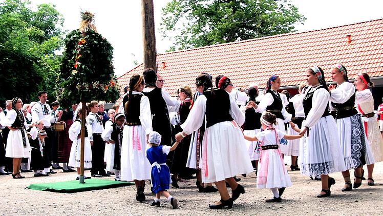 Auch die kleinen Kinder tragen traditionelle Trachten und tanzen mit. Fotos: Richard Sänger