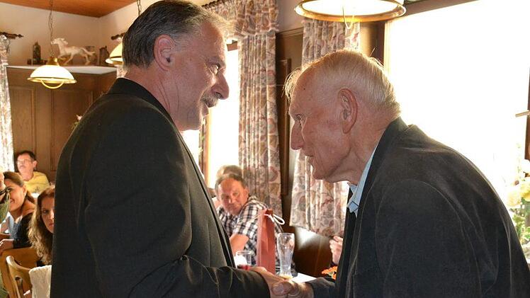 Peter Igl gratulierte Paul Eckenberger zur 70-jährigen Mitgliedschaft. Foto: Uschi Prawitz