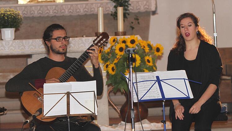 Sopranistin Milena Böhm, begleitet von Dominik Schramm auf seiner Gitarre.Foto: Günther Geiling