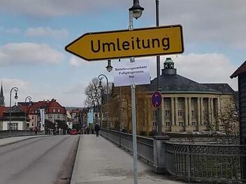 Autofahrer wurden bereits ab der Ludwigsbr&uuml;cke &uuml;ber die Au umgeleitet.  Foto: Potratzki