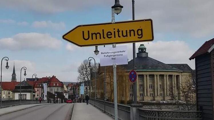 Autofahrer wurden bereits ab der Ludwigsbr&uuml;cke &uuml;ber die Au umgeleitet.  Foto: Potratzki
