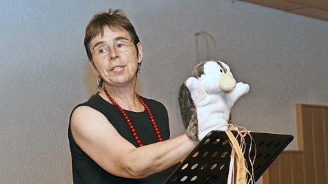 Die Geschichte "Der Seelenvogel" erweckte Monika Schraut aus Zeil in ihrem Vortrag mit einer Puppe und einem Flötenspiel zum Leben.
