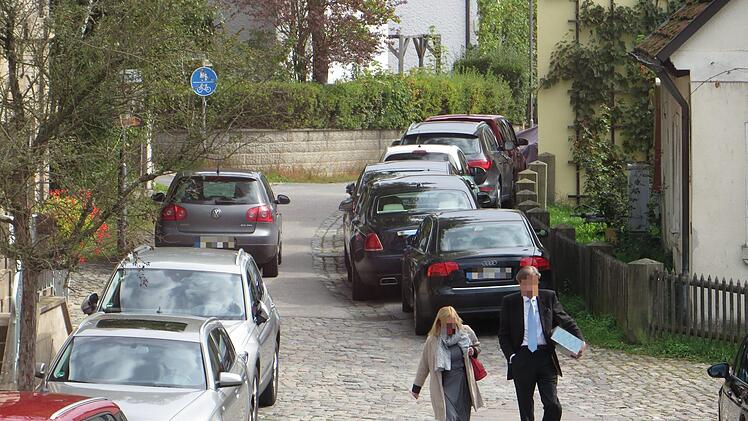 Die Anwohner sprechen von einem Parkchaos rund um das Bräuwerck. Auch die Ledergasse sei oft zugeparkt (Foto). "Da kommt doch kein Rettungswagen mehr durch", sagt Helmut Pöhner. Foto: privat