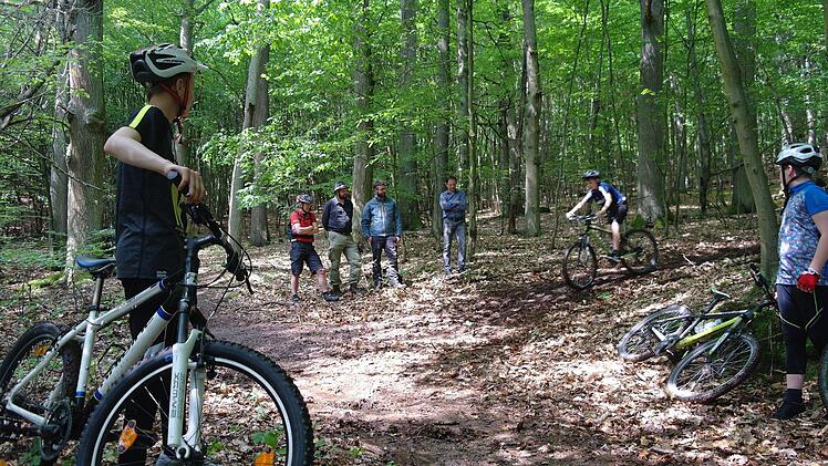 MTB-Trainer Andreas Schubert, Jakob Schlund und Philipp Bausch von den Bayerischen Staatsforsten sowie Realschulleiter Michael Kreil (v.l.n.r.) freuen sich mit den Schülern über den neuen MTB-Trail. Stephanie Elm