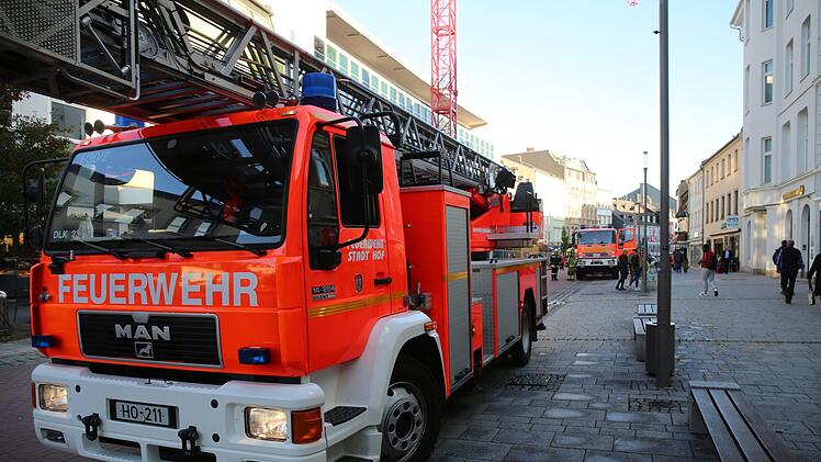 Am Montag gab es einen Gro&szlig;einsatz in Hof: Ein toter Mann war auf einem Dach gefunden worden. Foto: NEWS5 / Fricke