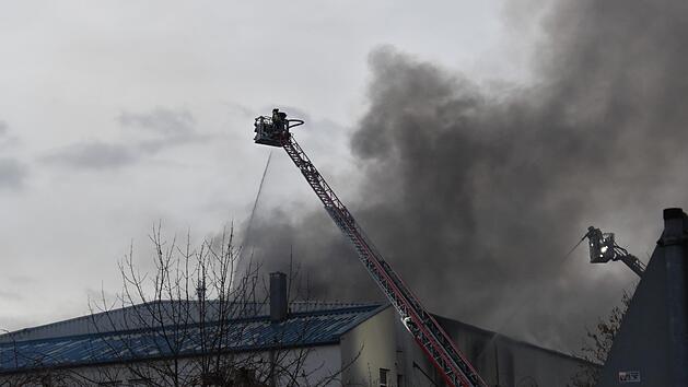 In N&uuml;rnberg hat am Sonntag (15. Dezember 2019) eine Lagerhalle gebrannt. Das Geb&auml;ude brannte vollst&auml;ndig ab. Die Rauchentwicklung war &uuml;ber gro&szlig;e Teile der Stadt zu sehen. Foto: Maurer/News5
