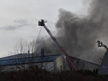 In Nürnberg hat am Sonntag (15. Dezember 2019) eine Lagerhalle gebrannt. Das Gebäude brannte vollständig ab. Die Rauchentwicklung war über große Teile der Stadt zu sehen. Foto: Maurer/News5