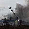 In Nürnberg hat am Sonntag (15. Dezember 2019) eine Lagerhalle gebrannt. Das Gebäude brannte vollständig ab. Die Rauchentwicklung war über große Teile der Stadt zu sehen. Foto: Maurer/News5
