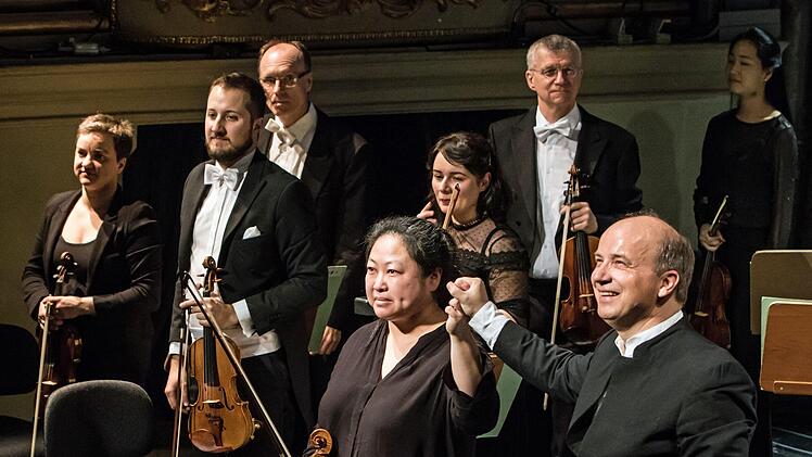 Als Solistin beeindruckte die Bratschistin Zhuo Lu beim Sinfonie des Landestheaters unter der Leitung von Roland Kluttig.Foto: Jochen Berger