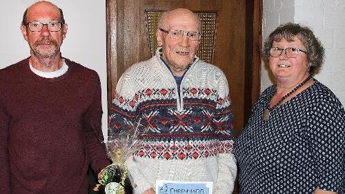 60 Jahre Mitglied im Obst- und Gartenbauverein Poppenlauer ist Alfred Ziegler (Bildmitte), er wurde von der dritten Kreisvorsitzenden Ruth Geyer (rechts) und vom Ortsvorsitzenden Knut Bieber (links) geehrt.